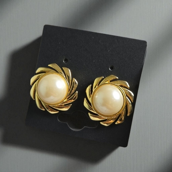Vintage Gold Tone Fuax Pearl Earrings Clip On Earrings - Picture 1 of 16
